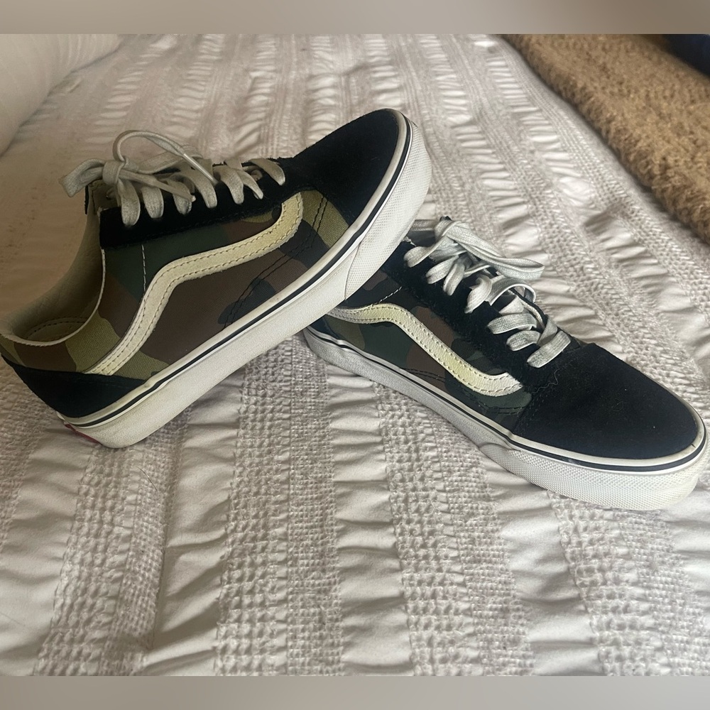 Vans Old Skool Black & White Sneakers – Classic Low Top Size (5.0 Women)